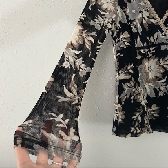 🦋 Axcess by Liz Claiborne Black Cream Floral Sheer V-Neck Blouse Y2K Medium - Picture 4 of 7